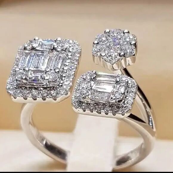 Open Adjustable Trendy Silver Multi Diamond CZ Ring New in Gift Box - Picture 1 of 2